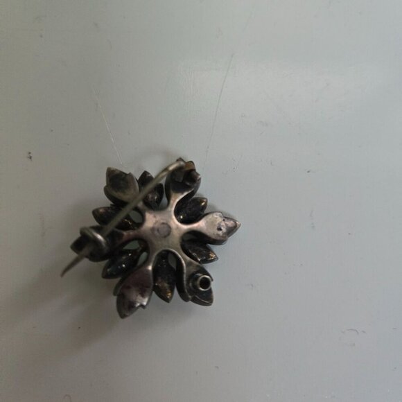 Vintage Rhodium Plated Rhinestone Pin 1"x1" - Picture 3 of 5